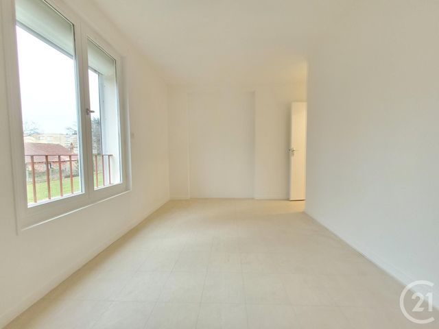 Appartement F4 à louer - 4 pièces - 80.07 m2 - ST MAMMES - 77 - ILE-DE-FRANCE - Century 21 Agence Notre-Dame